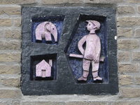 905370 Afbeelding van een keramieken tegeltje met drie voorstellingen, in de zijgevel van het flatgebouw Rubenslaan E43 ...